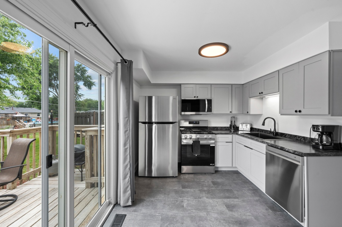 818 Lexington Cir Hanover Park IL updated kitchen with stainless appliances