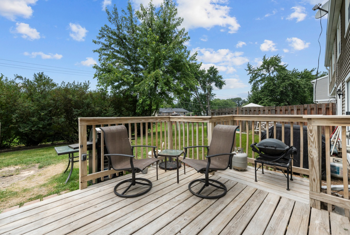 818 Lexington Cir Hanover Park IL private deck